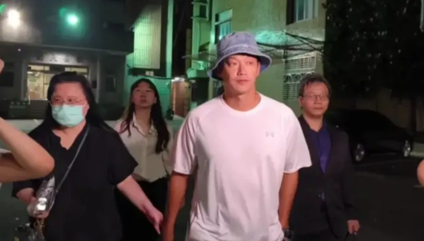 昔月入50萬！威廉現身認逃兵讓收入歸零　老婆卓君澤撐家計