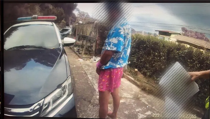 用尿洗車！苗栗男不爽警當眾對警車小便　遭罰6千