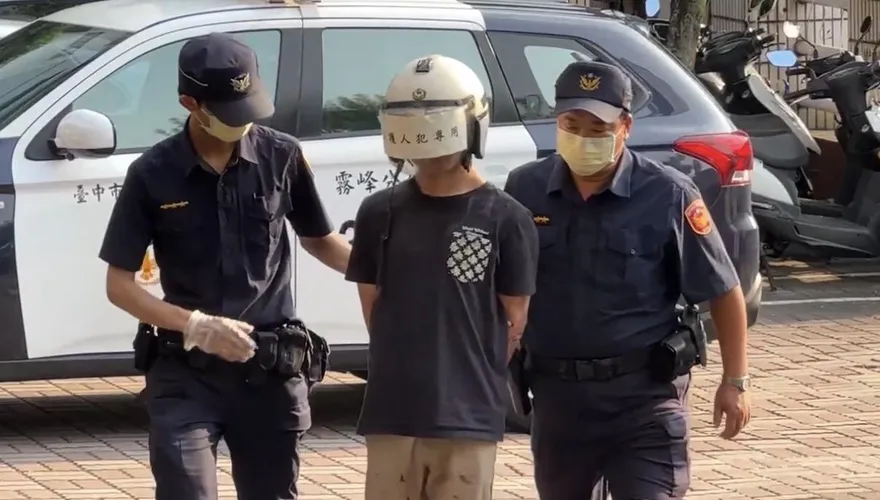 影/台中霧峰砍人釀2傷　23歲嫌犯押回警局偵訊