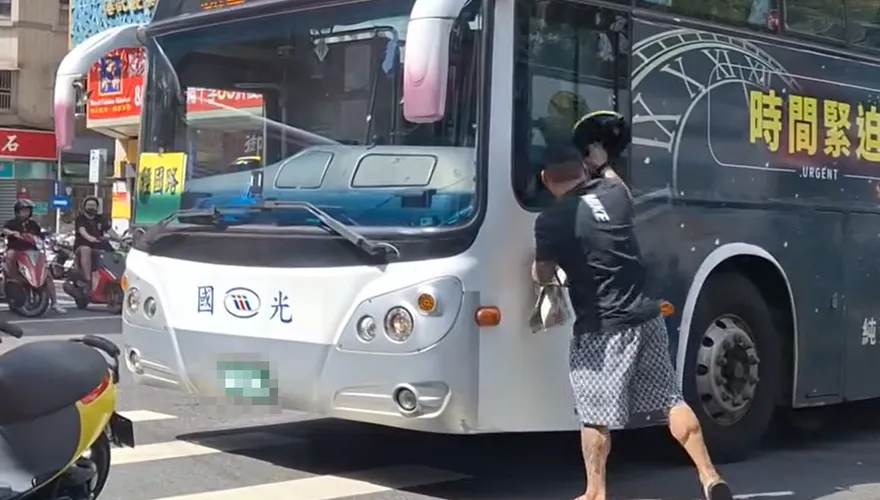 影/北市男騎士疑不爽被叭「抄安全帽K客運窗」　網驚：想幹嘛？