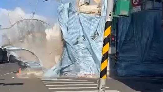 影/新北永和工地鷹架倒塌　遭砸女騎士第一視角影片曝光