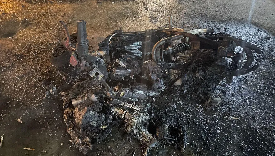 澎湖電動機車突起火居民提水桶滅火　機車燒成廢鐵