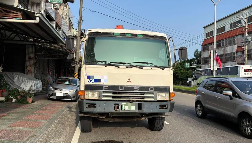 影/台中死亡車禍！貨車「鬼切」輾斃女騎士　家屬斥駕駛冷血