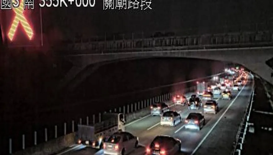 影/週末下班噩耗！國3台南關廟段「追撞紫爆通通卡住」
