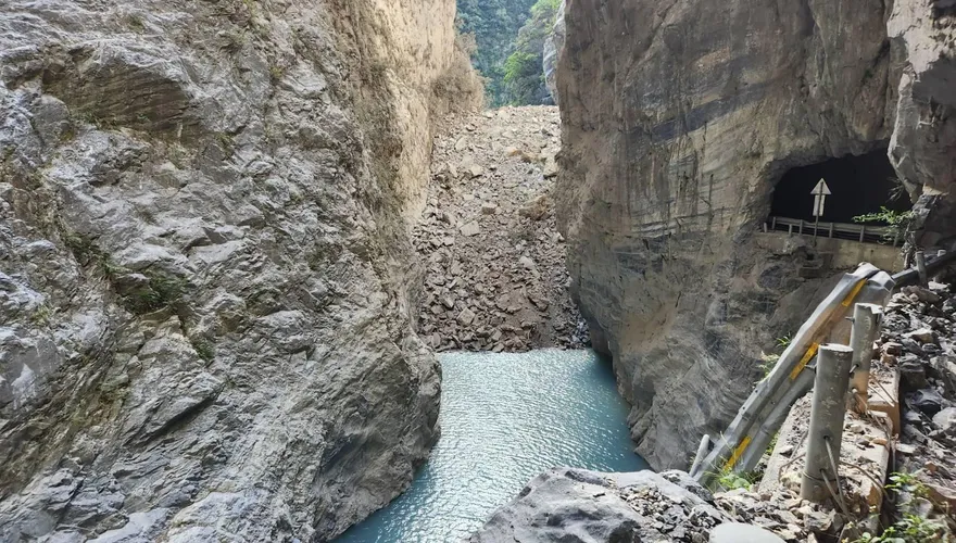 立霧溪堰塞湖「瀕臨潰堤」！太管處緊急發布「封閉撤離公告」
