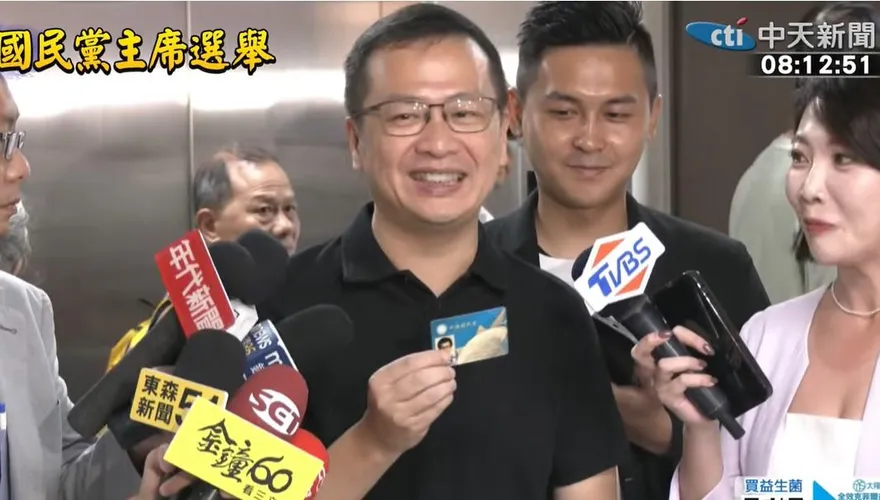 國民黨主席選舉　羅智強投票帶吉祥小物是「黨證」