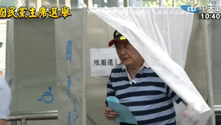 影/馬英九現身投票！俏皮動作笑噴全場　被喊「永遠的總統」神回