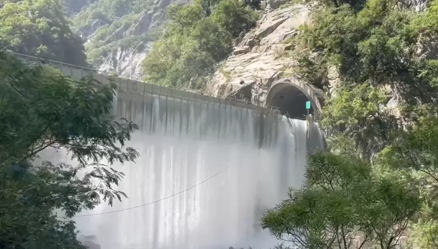 影/燕子口堰塞湖水淹過魯丹橋　「瀑布狂瀉」畫面曝