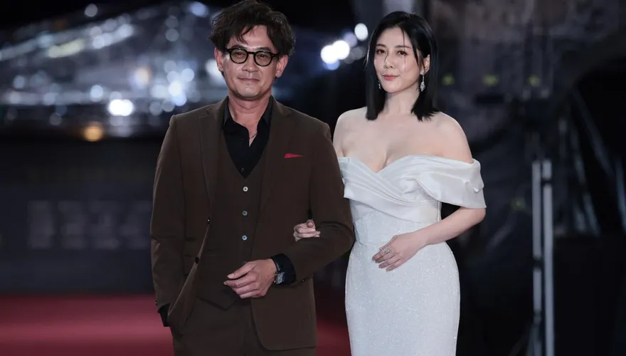 金鐘60/韓瑜辣秀雪白UU陪「老公」柯叔元走紅毯！深V禮服美翻天