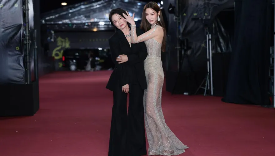 金鐘60/曾莞婷透視裝小褲若隱若現！與謝瓊煖走紅毯打起來了