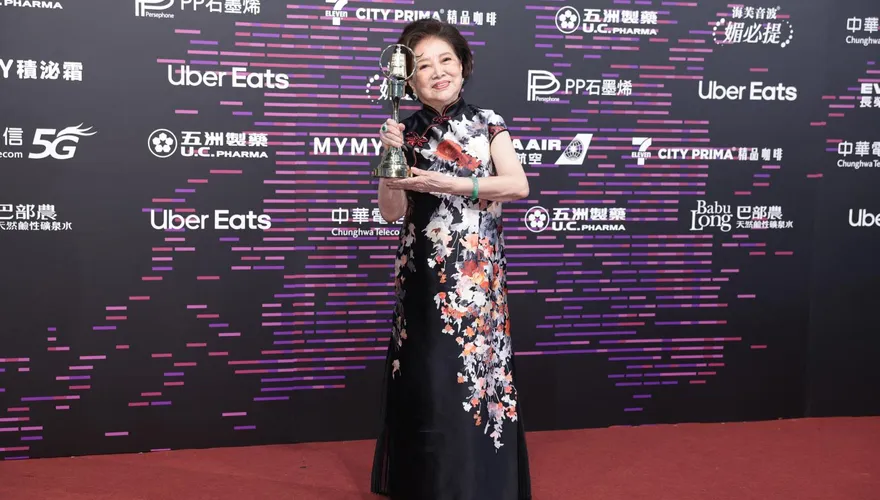 金鐘60/國民阿嬤陳淑芳奪特別貢獻獎！打斷台下鼓掌喊「會忘詞啦」