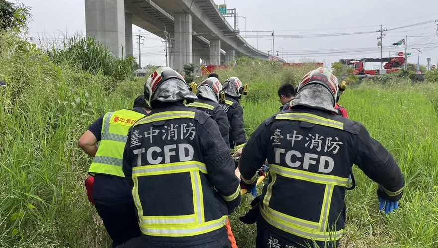 國道4號潭子段女子騎機車闖入墜橋　緊急送醫搶命中
