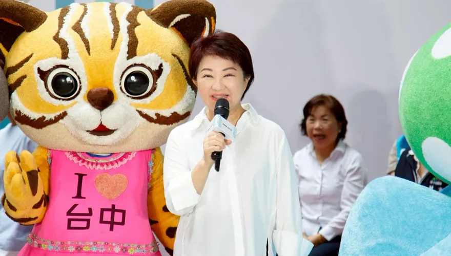 閱讀台中隊來了！盧秀燕與500市民「超狂任務」喜迎世界級圖書館