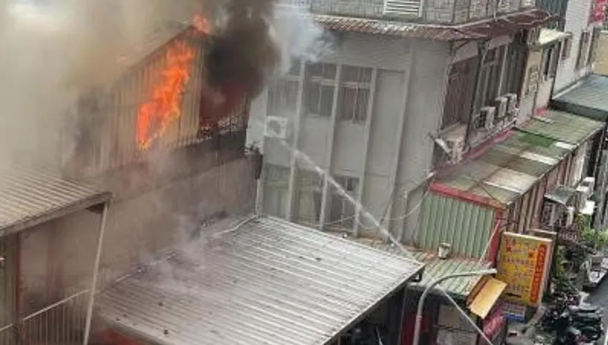 羅東民生市場旁鐵皮屋突燃大火　黑煙竄天幸無傷亡