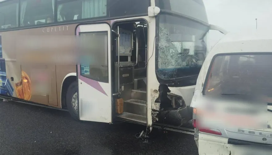 影/豪雨致災！五楊高架3大小車撞一團　國光客運還滿載乘客