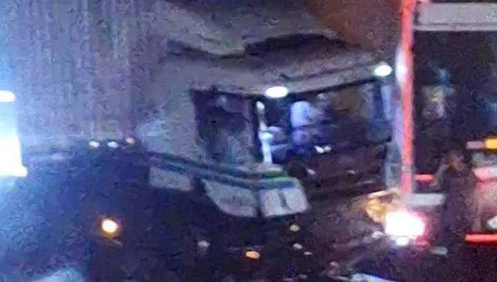 影/風神再釀災！台2線「落石群砸爛貨車」驚悚直擊