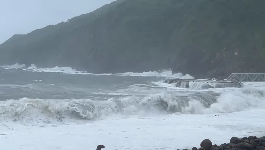 影/風神發狠「掀長浪撲岸邊」！龜山島「緊急封島3天」