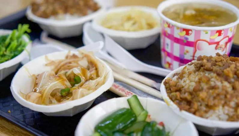 小吃店「碳水炸彈」乾麵、豬血糕都上榜　營養師曝「5種安心菜單」