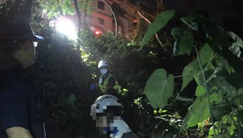 台中豐原騎士為閃流浪貓　墜6米深谷腿扭傷受困