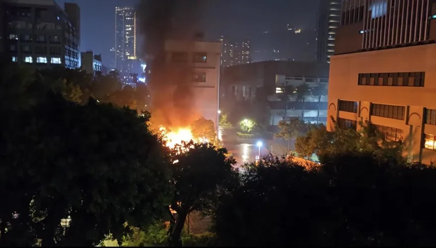 士林地院晚間驚傳火警　烈焰濃煙狂竄警消急灌救