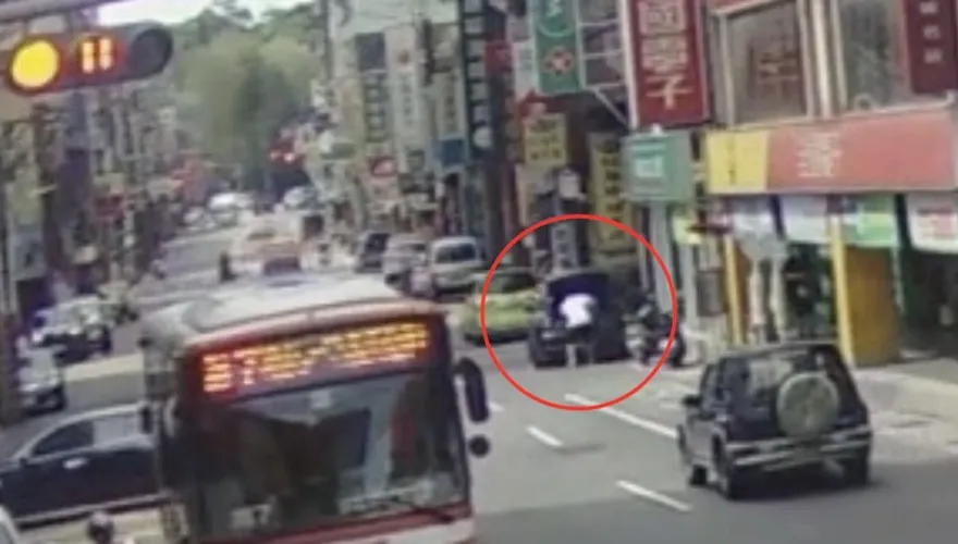 影/新店汽機車行車糾紛　保時捷男持球棒狂毆騎士遭逮