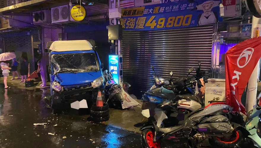 影/三峽慘重事故！醉男駕駛「衝撞11車」　店家、攤車遭殃