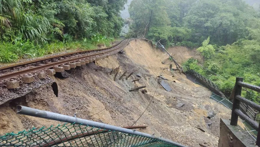 豪雨沖刷路基流失　台鐵平溪線「鐵軌懸空」搶修估至11月