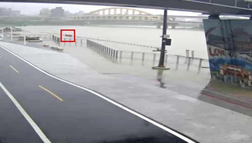 豪雨狂炸北台！基隆河水猛漲　彩虹橋LOVE快滅頂