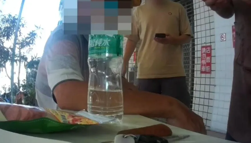 影/金融卡丟草叢就錄取？警扮早餐店員逮64歲詐騙車手