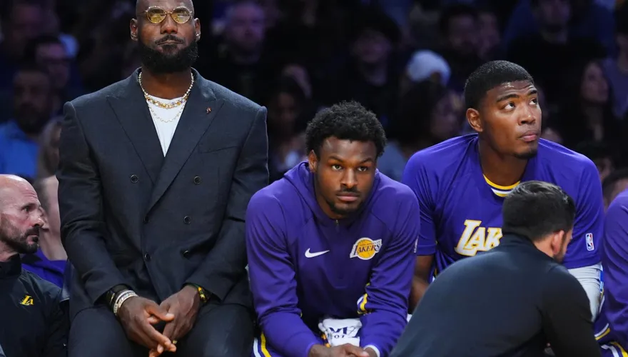 NBA/詹皇不在、湖人落敗　勇士嘴綠笑：他的屁股黏在椅子上了