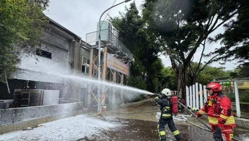 鍋爐油槽突爆炸！苗栗泳池火舌狂竄　消防急灌泡沫搶救