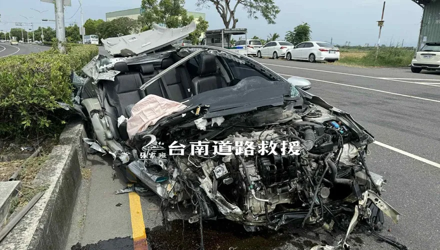 影/台南驚悚車禍！自小客「整片車頂削飛」　駕駛受傷送醫