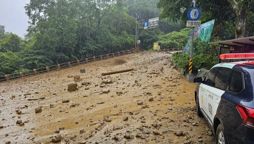 影/陽明山菁山路土石流！車輛遭波及　幸無人傷亡