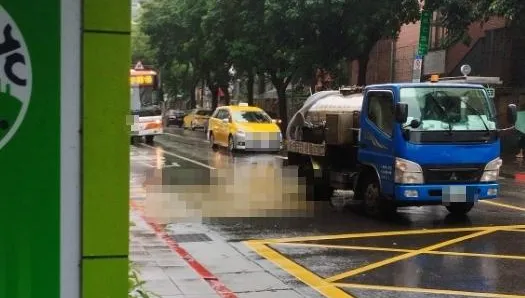 臭氣沖天！101旁松仁路水肥車漏滿地　整片黃色超誇張