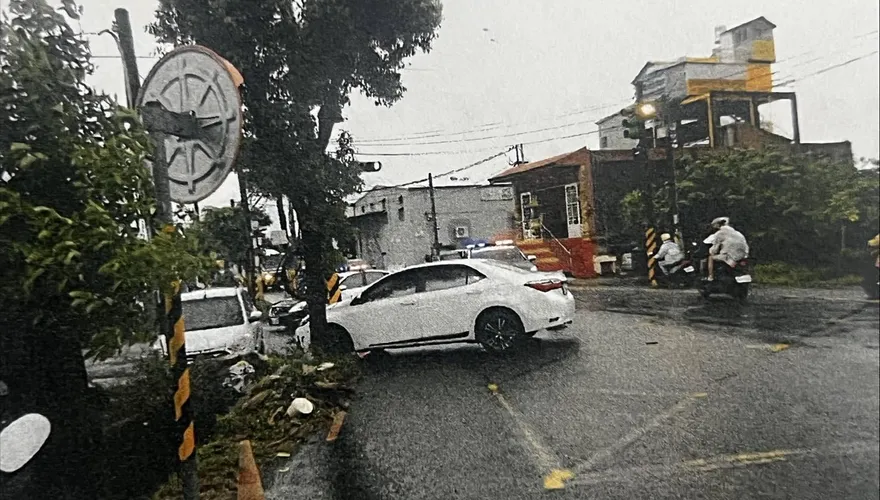 影/桃園毒駕擦撞轎車又自撞　車內查獲2支喪屍煙彈