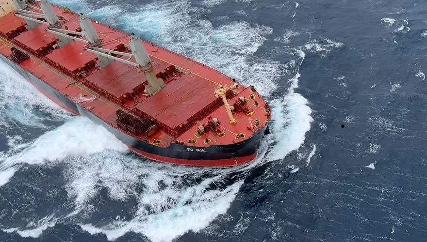 影/海上救援驚險瞬間！風浪達7米　海巡空勤冒險吊掛船員