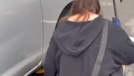 塞錢到車底被抓包！詭異女辯：我主管要來拿　車主傻了
