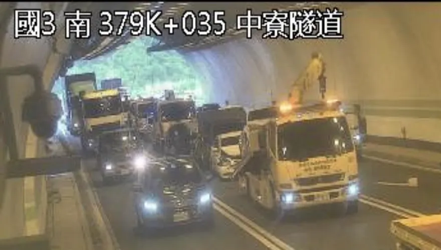 國3中寮隧道車禍！　7車追撞卡中線車道