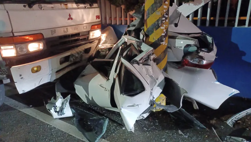 駭人現場曝！大貨車失控暴衝　路邊轎車輾壓擠成「廢鐵丸子」