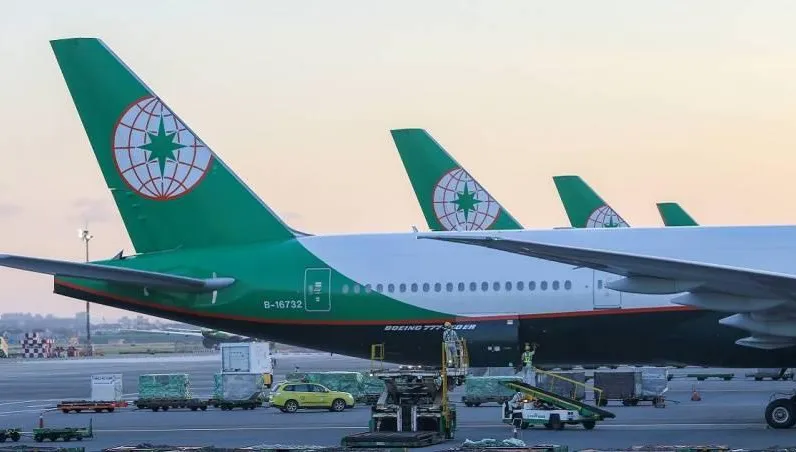 長榮航空也跟進了！開放空服員「執勤戴眼鏡」 允許穿便鞋