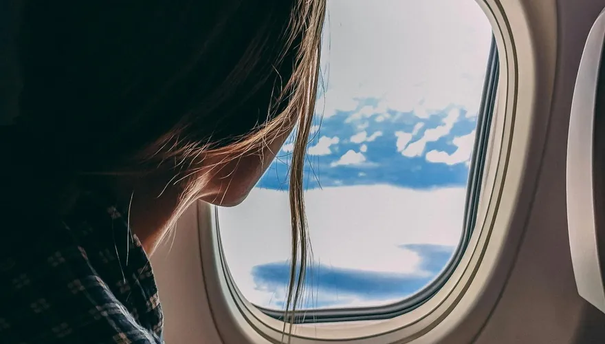 搭長途飛機一定要看！　她「綁腿坐」驚呼：不會腰痠背痛