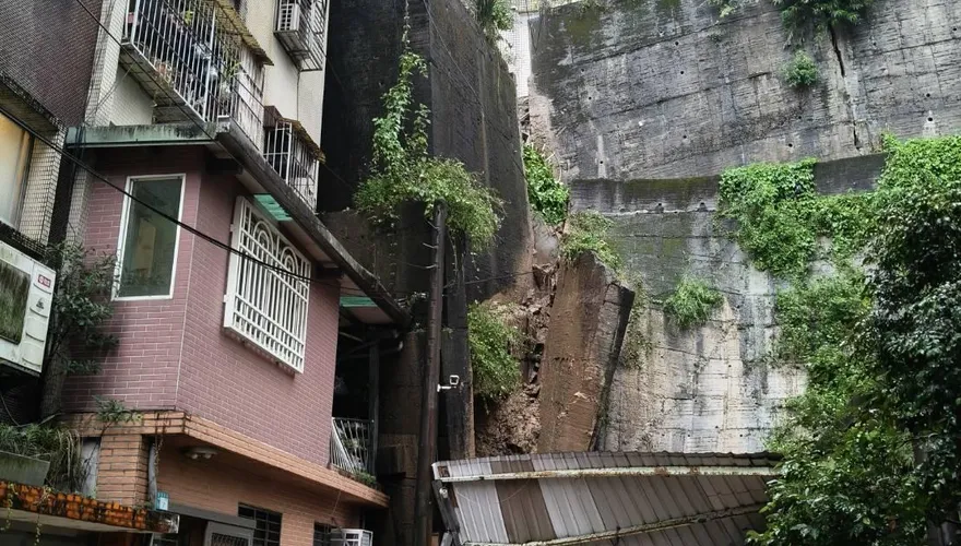 新店社區擋土牆崩！土石沖進巷內　昨夜撤離91名住戶