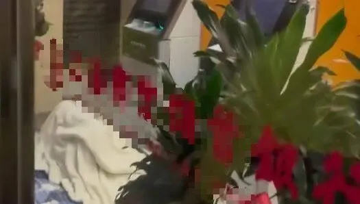 影/北市驚見遊民「霸ATM服務區反鎖爽睡」！網虧另類城市旅店