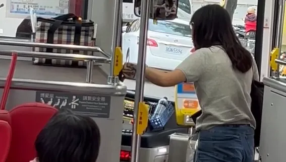 台中公車司機停車不開！還趕乘客下車　只因有人誤觸下車鈴