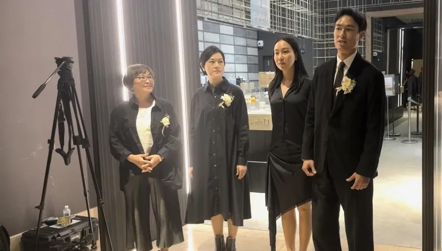 送別爸爸！楊祐寧緊牽老婆露面鞠躬　柯淑勤曝和楊父好交情：很吵但可愛