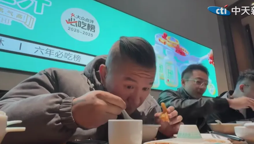 二度同框汪小菲！館長「挑戰豆汁」直呼：很像酸辣湯