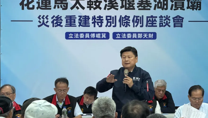議長張峻帶人鬧場動粗狠踹桌！傅崐萁轟：花蓮民主之恥