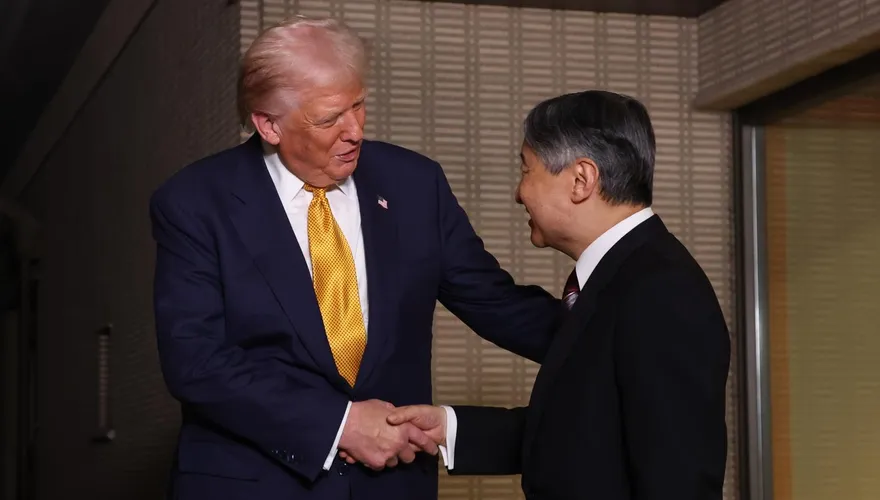川普抵日赴皇居　德仁天皇親迎兩人互動熱絡