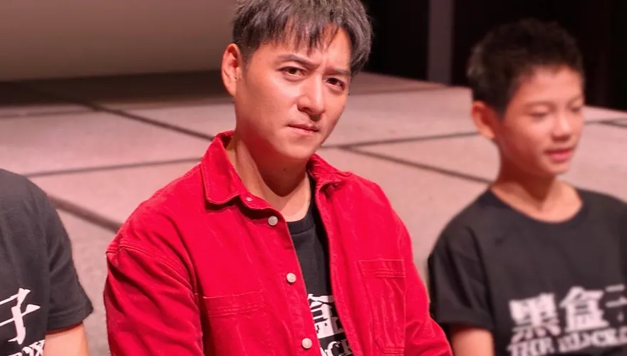 19歲就入伍！鄭人碩昔當憲兵站崗總統府　喊李李仁「學長」