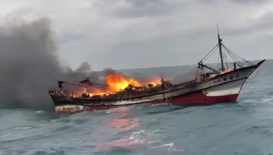 影/基隆海上大火竄黑煙！漁船狂燃8人跳海　船長兒緊急駕船救父